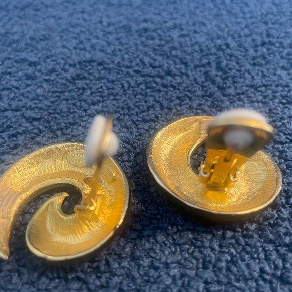 Kenneth Jay Lane Black Enamel Swirl Clip-on Earrings - Picture 7 of 8